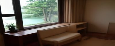 丹东草莓产地农业认证基地，工作人员在温室大棚内检查红颜草莓生长状态，专业农业场景
